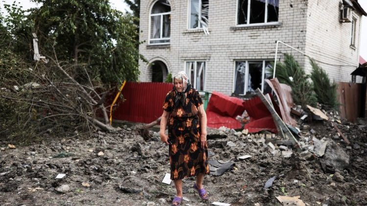 Una anziana donna nei pressi di un edificio bombardato a Kramatorsk, in Ucraina (Reuters/Nacho Doce)