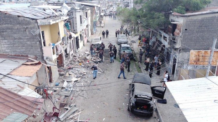 An explosion destroys several homes and vehicles in Guayaquil