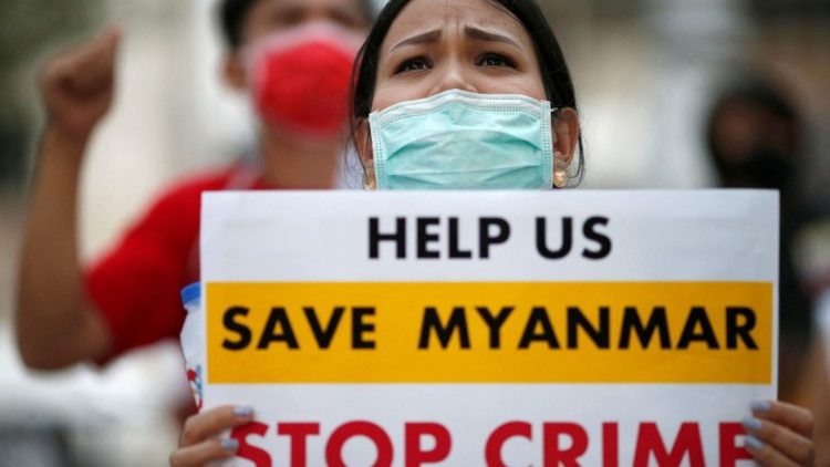 Une femme thaïlandaise manifeste contre le coup d'État en Birmanie, à Bangkok, le 17 février 2021. 