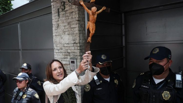 Una donna nicaraguense con un crocifisso, la Chiesa del Paese centroamericano al centro di numerose vessazioni da parte del governo 