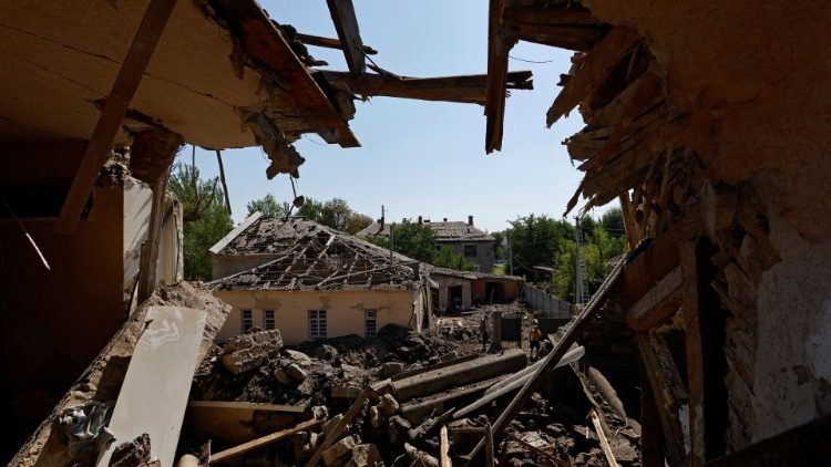 Imagem mostra residências destruídas após ataques russos em Panteleymonivka, região de Donetsk. (Photo Alexandre Ermochenko)