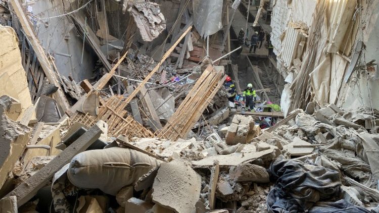 Uma visão mostra destroços de um bloco residencial de um depósito de bonde atingido por um ataque de mísseis russos, em meio ao ataque da Rússia à Ucrânia, em Kharkiv, Ucrânia, 18 de agosto de 2022. REUTERS/Vitalii Hnidyi