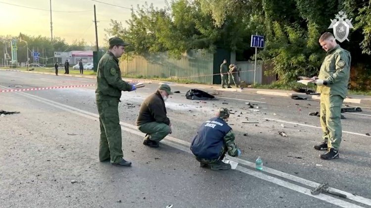 Investigatori a lavoro sul sito del sospetto attentato a Darya Dugina, alla periferia di Mosca 