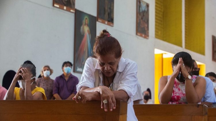 Fedeli in preghiera in una chiesa del Nicaragua