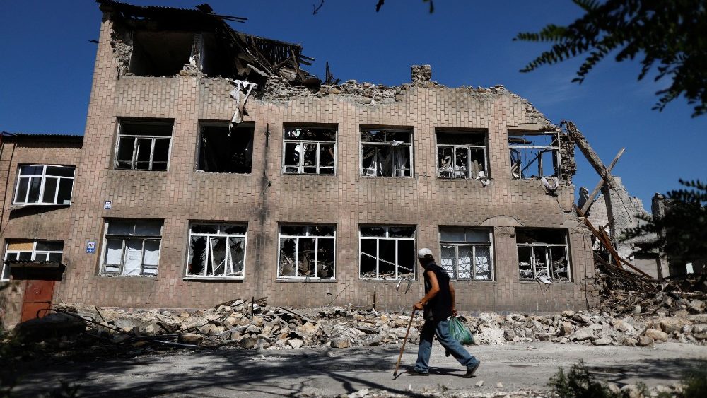 Homem caminha em frente  escola destruda por ataque russo em Toretsk, Donetsk, em 22 de agosto de 2022. (Photo by REUTERS/Ammar Awad)