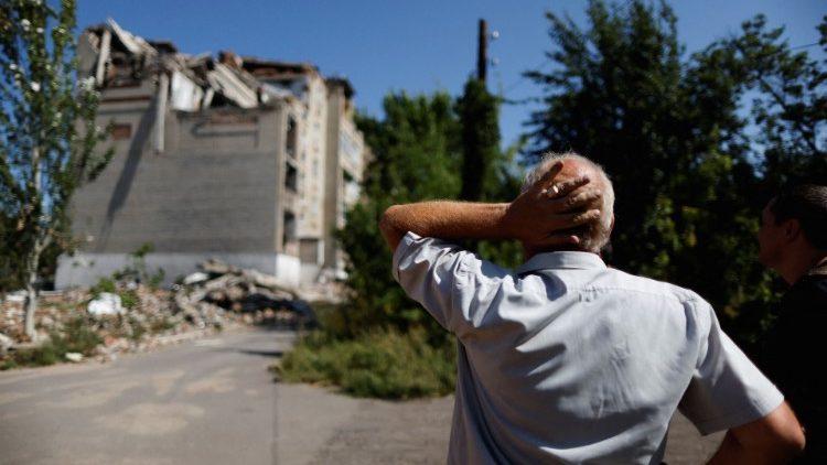 Ucraniano olha desolado para sua casa destruída por ataque russo em Toretsk., 22 de agosto. REUTERS/Ammar Awad