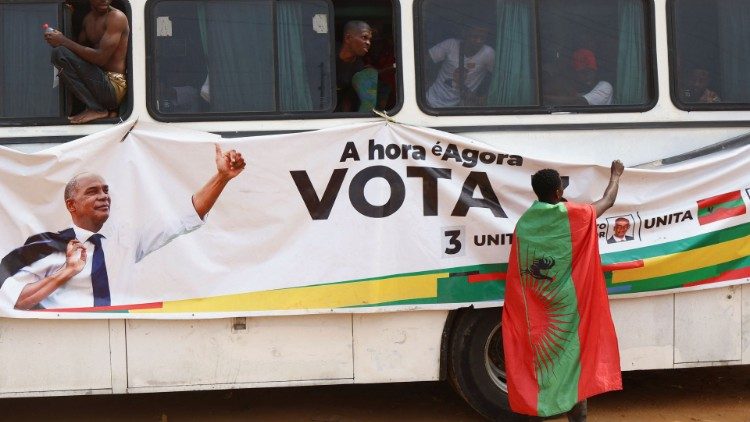 Des supporters du candidat de l'opposition Adalberto Costa Junior, près de Luanda le 22 août.