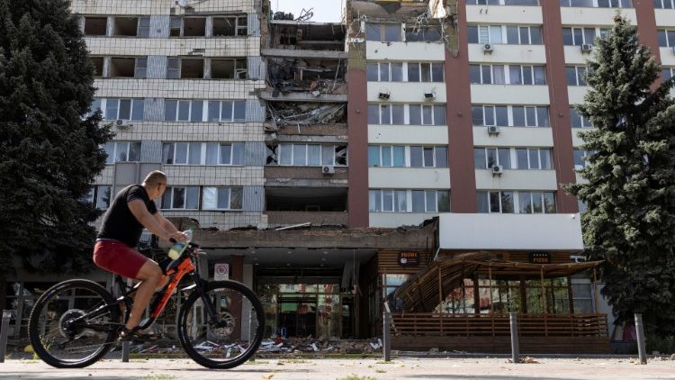 Um prédio danificado em uma rua principal em Mykolaiv, na Ucrânia (Reuters)
