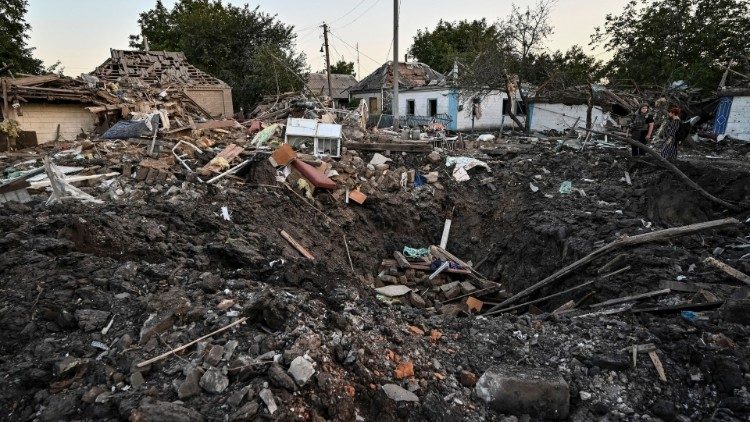 Le bombe a Chaplyne hanno distrutto anche diverse case (Reuters / Dmytro Smolienko)