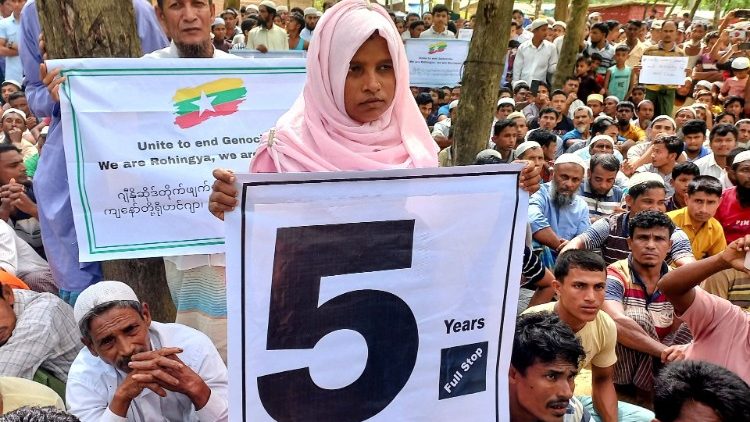 Rohingya erinnern in Cox's Bazar an den fünften Jahrestag der gewaltsamen und massiven Vertreibungen aus Myanmar
