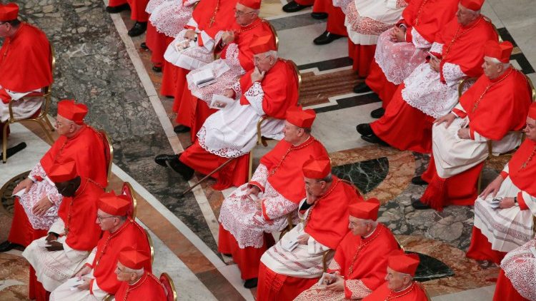 Kardinäle bei einem Konsistorium