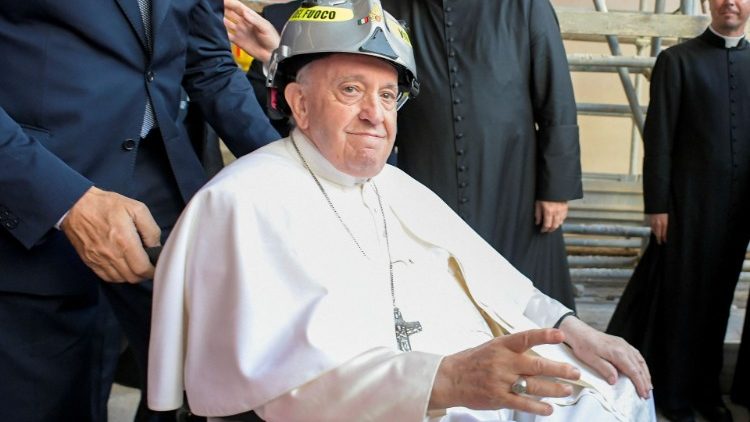 Der Papst zu Besuch in dem Erdbeben-Gebiet von L´Aquila im August 2022