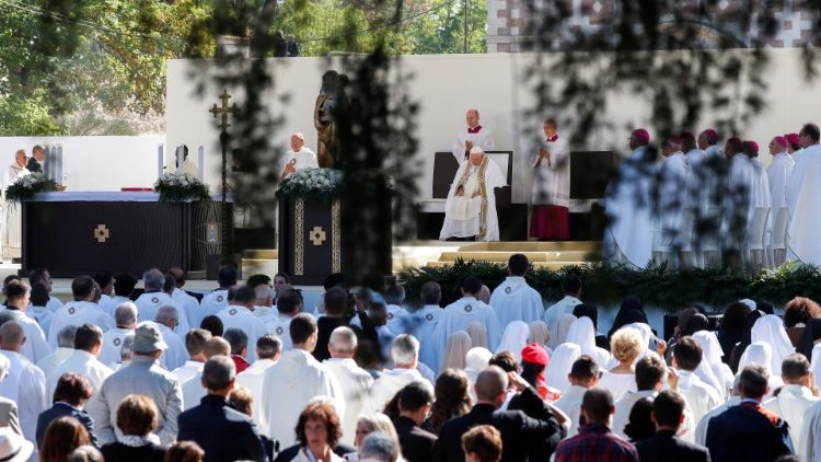 Papież w L’Aquili: Miłosierny Bóg kocha nas w naszej nędzy