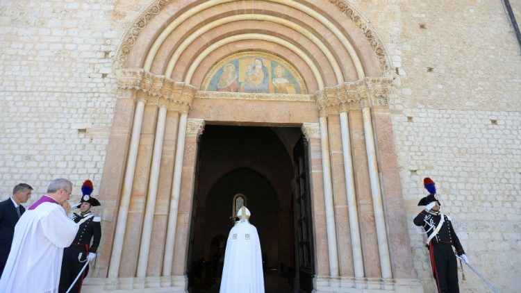 L'Aquila: Francesco apre la Porta Santa della Basilica di Collemaggio (2022)