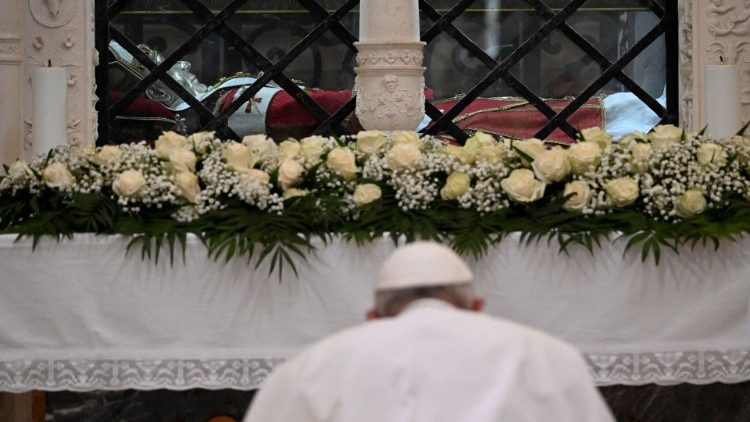 Ferenc pápa V. Celesztin sírja előtt