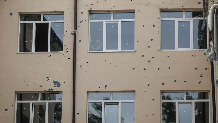 Traços de fragmentos são vistos enquanto um trabalhador substitui janelas explodidas durante um ataque de artilharia russa em uma escola na cidade de Irpin, região de Kyiv, Ucrânia 10 de agosto de 2022 REUTERS/Gleb Garanich