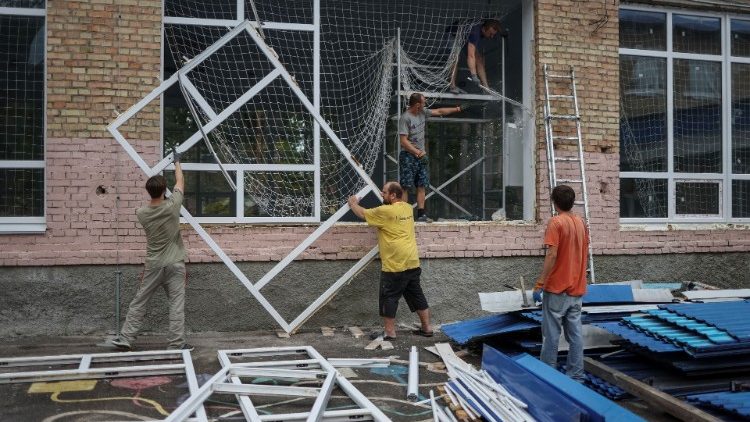 Trabalhadores substituem janelas quebradas durante um ataque de artilharia russa em uma escola na cidade de Irpin, região de Kyiv, Ucrânia 10 de agosto de 2022 REUTERS/Gleb Garanich