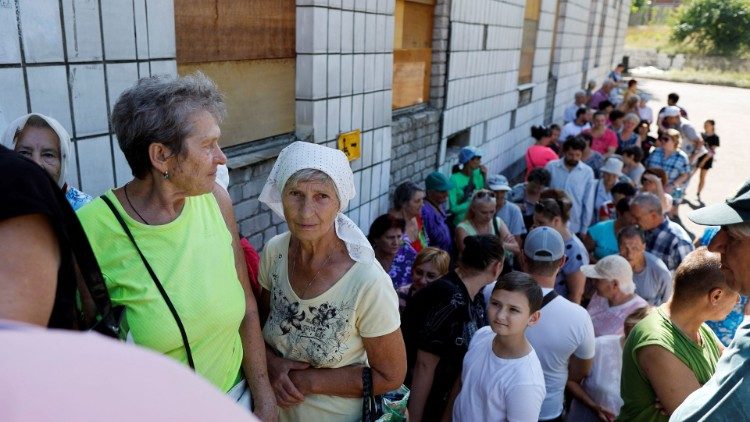 Ludzie ustawiający się w kolejce po pomoc humanitarną w Konstantynówce w obwodzie donieckim
