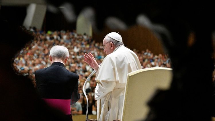 Ferenc pápa áldást ad a katekézis végén  