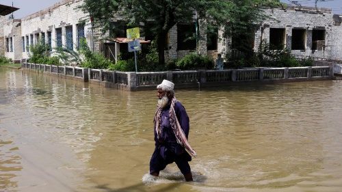 Il Pakistan sotto l'acqua, Coutts: "Distruzione mai vista, i poveri ne fanno le spese"