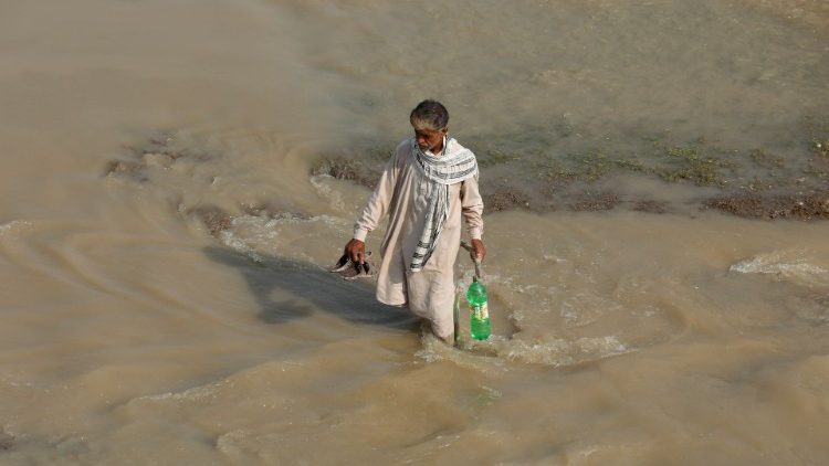 Vítima de enchente atravessa estrada inundada, após chuvas e inundações durante a estação das monções, em Nowshera, Paquistão, 31 de agosto de 2022. REUTERS/Fayaz Aziz