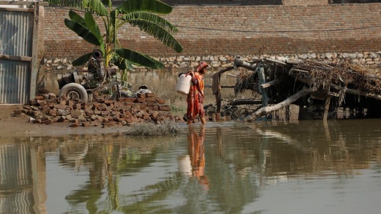 Vítima de enchente caminha pelas águas da enchente, após chuvas durante a estação das monções em Nowshera, Paquistão, 31 de agosto de 2022. REUTERS/Fayaz Aziz