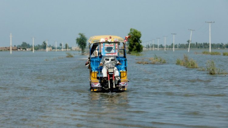 Um riquixá (tuk tuk) viaja pelas águas das enchentes, após chuvas e inundações durante a estação das monções em Mehar, Paquistão, 31 de agosto de 2022. REUTERS/Akhtar Soomro