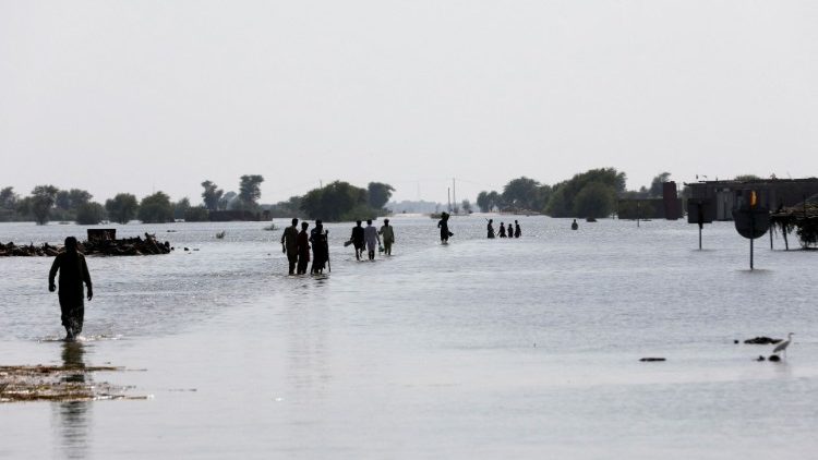 Pessoas caminham em meio a enchentes na rodovia indus, após chuvas e inundações durante a estação das monções em Mehar, Paquistão, 31 de agosto de 2022. REUTERS/Akhtar Soomro