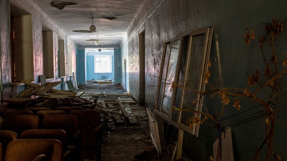 Uma vista mostra destro?os em um corredor de uma escola bombardeada antes do incio de um novo ano letivo em 1? de setembro, aps as frias de ver?o, com aulas sendo realizadas on-line desde que a Rssia lan?ou sua campanha militar em Mykolaiv, Ucr?nia, 31 de agosto de 2022 . REUTERS/Umit Bektas