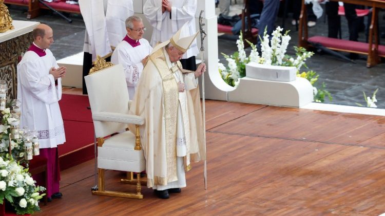 Papež Frančišek pred podelitvijo blagoslova ob sklepu maše z beatifikacijo Janeza Pavla I.