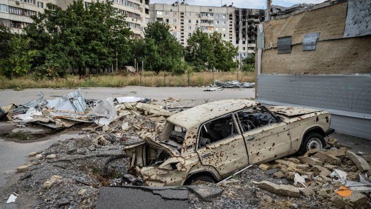 Um carro destruído é fotografado em frente a um prédio residencial danificado, em Saltivka, uma das áreas residenciais mais danificadas, em meio ao ataque da Rússia à Ucrânia, em Kharkiv, Ucrânia, 6 de setembro de 2022. REUTERS/Viacheslav Ratynskyi