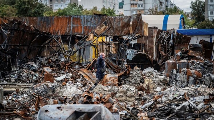 Um morador local caminha por um mercado de rua destruído por ataques militares, enquanto a invasão russa da Ucrânia continua, em Saltivka, uma das áreas residenciais mais danificadas de Kharkiv, Ucrânia 6 de setembro de 2022. REUTERS/Viacheslav Ratynskyi