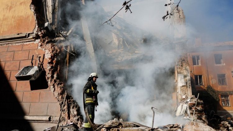 Um bombeiro ucraniano trabalha para apagar um incêndio em um prédio residencial destruído após um ataque militar russo em Slovyansk, enquanto o ataque da Rússia na Ucrânia continua, na região de Donetsk, leste da Ucrânia, em 7 de setembro de 2022. Reuters/Ammar Awad
