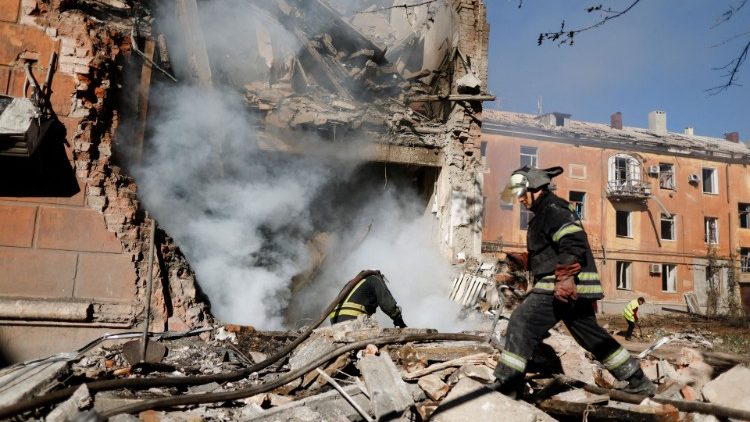 Ukraińscy strażacy gaszący pożar budynku mieszkalnego ostrzelanego przez Rosjan w Słowiańsku