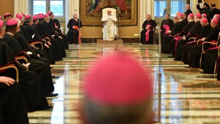 नये धर्माध्यक्षों से मुलाकात करते पोप फ्राँसिस