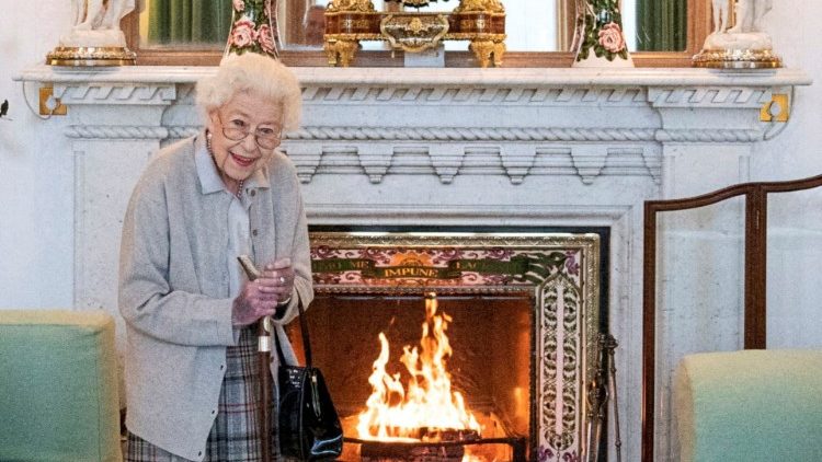 La reine Elizabeth II avant de recevoir la nouvelle Première ministre britannique, Liz Truss, le 6 septembre 2022, au château de Balmoral, en Écosse. 