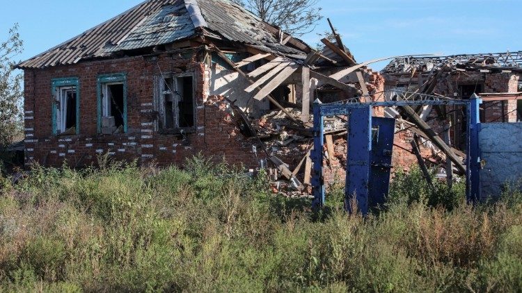 Uma casa residencial danificada por bombardeios, enquanto o ataque da Rússia à Ucrânia continua, é vista na vila de Hrakove, recentemente libertada pelas Forças Armadas Ucranianas, na região de Kharkiv, Ucrânia 9 de setembro de 2022. REUTERS/Vyacheslav Madiyevskyy
