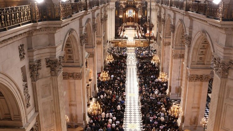 "God save the King" erklang erstmals nach dem Tod der Queen am Freitag in der St. Pauls Cathedral in London 