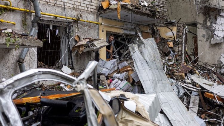 Um homem limpa os escombros de seu apartamento em um prédio residencial destruído por um ataque, em meio à invasão russa da Ucrânia, em Mykolaiv, Ucrânia, 11 de setembro de 2022. REUTERS/Umit Bektas