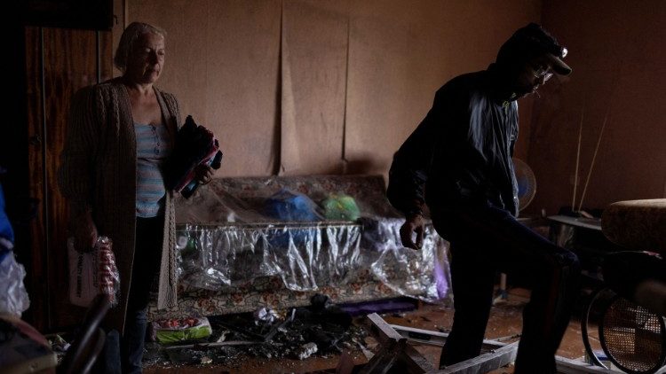Tamara Movchan, 49 anos, professora de jardim de infância, recolhe alguns pertences dos escombros de seu apartamento em um prédio residencial destruído por uma greve, em meio à invasão russa da Ucrânia, em Mykolaiv, Ucrânia, 11 de setembro de 2022. REUTERS/Umit Bektas