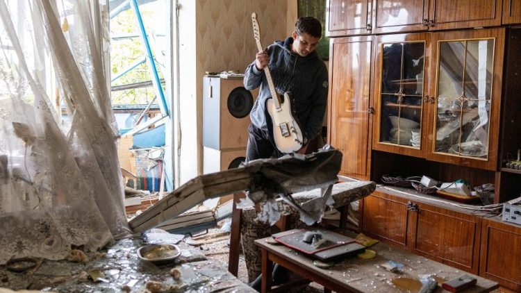 Um homem recolhe seus pertences de seu apartamento em um prédio residencial destruído por um ataque, em meio à invasão russa da Ucrânia, em Mykolaiv, Ucrânia, 11 de setembro de 2022. REUTERS/Umit Bektas