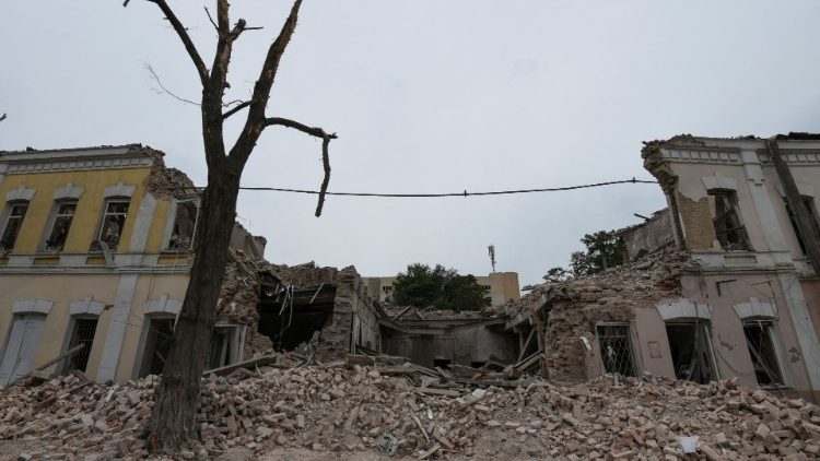 Uma vista mostra um prédio destruído por um ataque de mísseis russos, em meio ao ataque da Rússia à Ucrânia no centro de Dnipro, Ucrânia 11 de setembro de 2022 REUTERS/Mykola Synelnykov