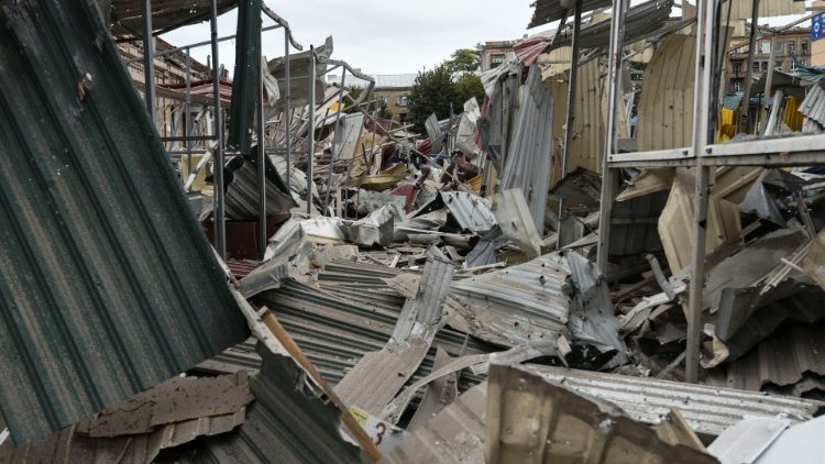 Vista de um mercado destruído por um ataque de míssil russo, em meio ao ataque da Rússia à Ucrânia no centro de Dnipro, Ucrânia 11 de setembro de 2022 REUTERS/Mykola Synelnykov