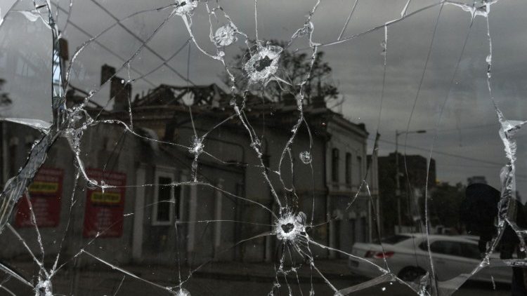 Um edifício danificado por um ataque de míssil russo é refletido em uma janela quebrada com estilhaços, em meio ao ataque da Rússia à Ucrânia no centro de Dnipro, Ucrânia 11 de setembro de 2022 REUTERS/Mykola Synelnykov