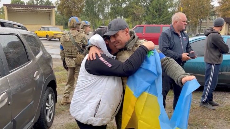 Ukrainiečių kariai išlaisvintoje gyvenvietėje 