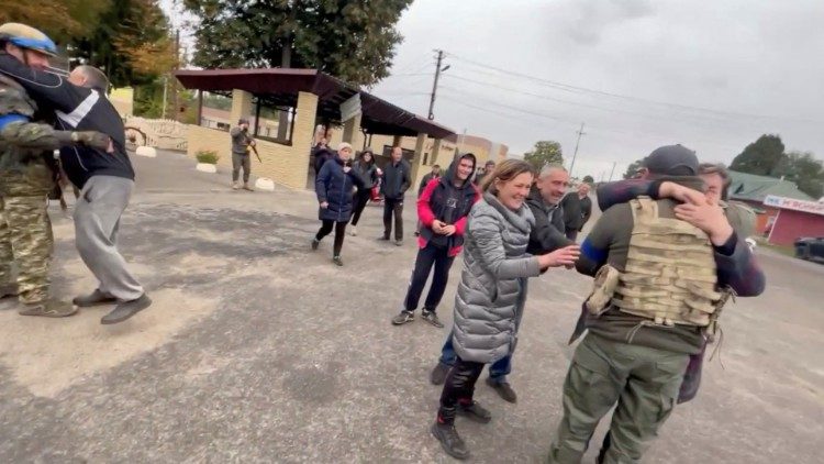 Residenti salutano i soldati che hanno riconquistato la località di Kozazha Lopan