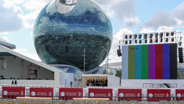 O Centro da Expo de Nursultan que se prepara para receber a missa com o Papa