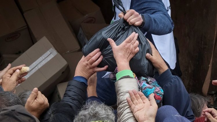 La distribuzione degli aiuti umanitari a Balakliia, nella regione di Kharkiv