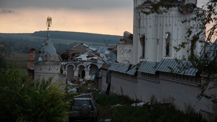 Una chiesa distrutta a Kharkiv (Reuters)