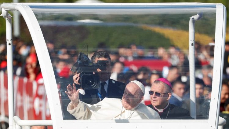 Le Pape François salue en arrivant à la messe, sur le terrain de l'Expo à Nour-Sultan au Kazakhstan, le 14 septembre 2022. 